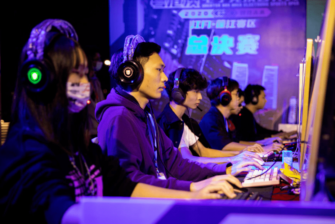 还是赛场下 还是赛场下